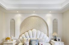 床头朝西挂五帝钱应挂什么位置？