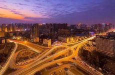 2002年12月出生的人和哪个生肖最配