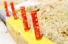 进门墙上挂什么招财 红色中国结招财保平安