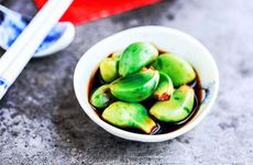 梦见自己踢别人 踢东西周公解梦，梦见自己踢别人 踢东西是什么意