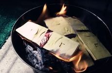 女婿上坟烧纸大忌是什么 在地面上画个圈圈