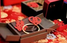 订婚第一年过年婆家给女方家送礼 给女方亲戚送什么