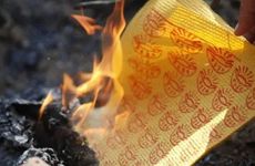 祭祀活动中鲜花逐渐替代烧纸