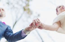 结婚大门上红绸的挂法 新房大门挂红布时四句怎么说