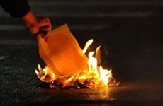 清明节当天晚上在路口能烧纸吗？ 清明节为什么要在路口烧纸