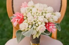 订婚亲戚要给红包吗 吃订婚宴要送红包么