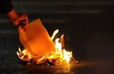 民间旧俗死后要烧纸 人不葬灯不灭