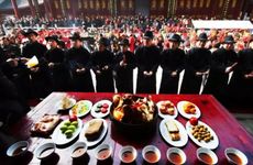 除夕祭祖烧纸钱，为什么要先在地上画个圈