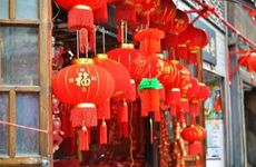 过年时在门口放一根棍子由来及寓意