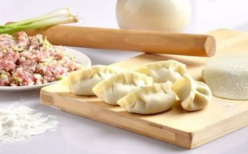 除夕习俗包饺子点火挂灯