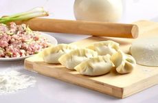 除夕习俗包饺子点火挂灯