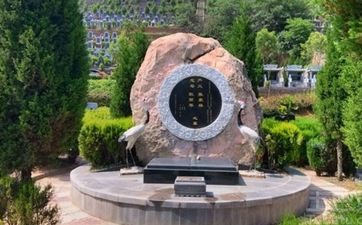 坟墓后面有条路好吗