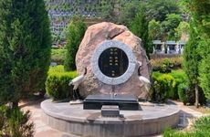 坟墓后面有条路好吗