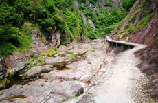 涧下水命的人五行缺土